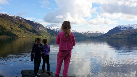 Jenter ved vatnet på Hårklau 2014